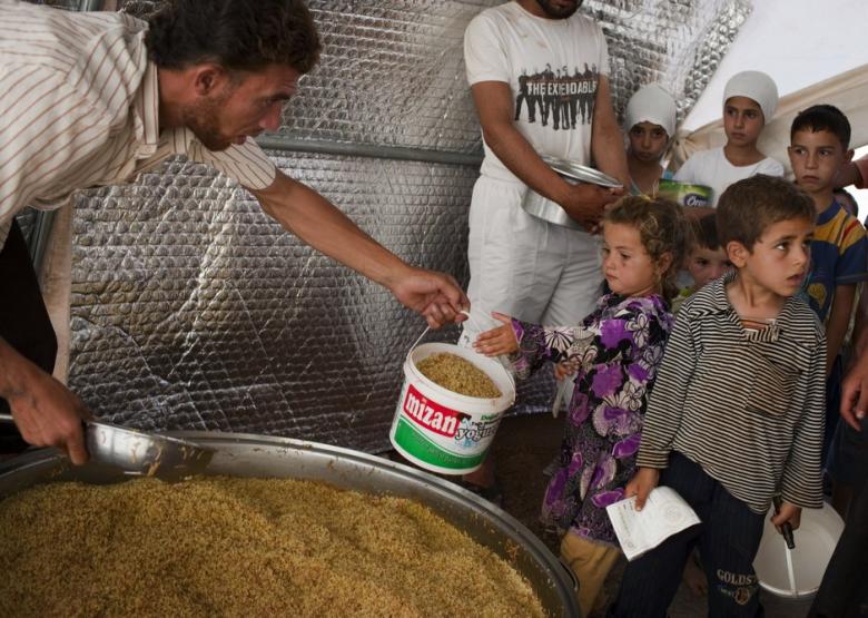 Siviller açlıktan ölürken Suriyeli savaşçılar ziyafet çekiyor