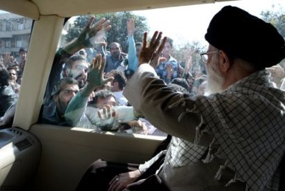 /news/Khamenei.car.wave.crowd_pic.jpg