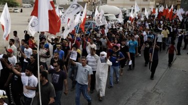 Bahreyn Halkı Amerikan Bayraklarını Ateşe Vererek Yürüdü