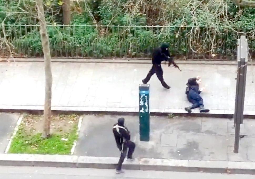 Charlie Hebdo önündeki öldürme videosu gerçekte neyi gösteriyor?